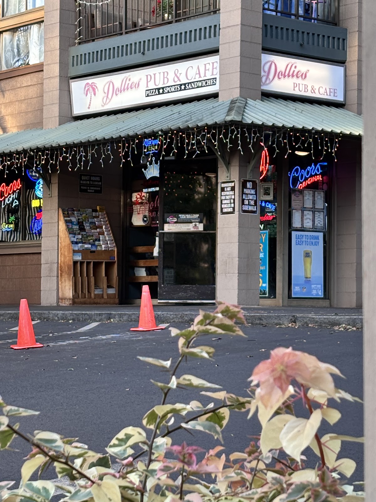 Dollie's Pub & Café